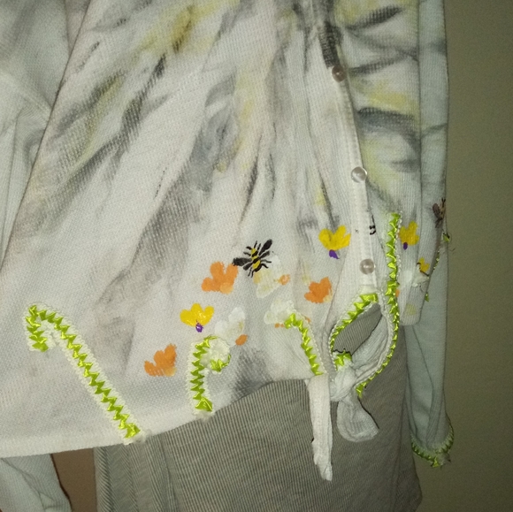 Plus Size Tie Dye Thermal, Plus Size Applique Bee Tie Dye Thermal Tie Blouse - Picture 16 of 16